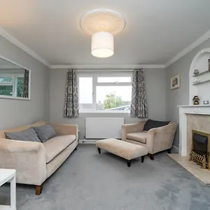 Pass The Keys Modern 2 Bedroom House With On Street Parking Bath