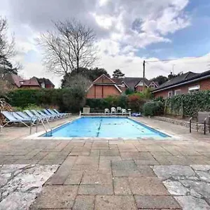 Arncott - Large Studio Flat With Outdoor Pool Bournemouth